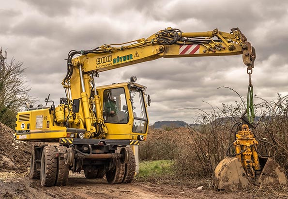 挖掘机和推土机的价格比较分析